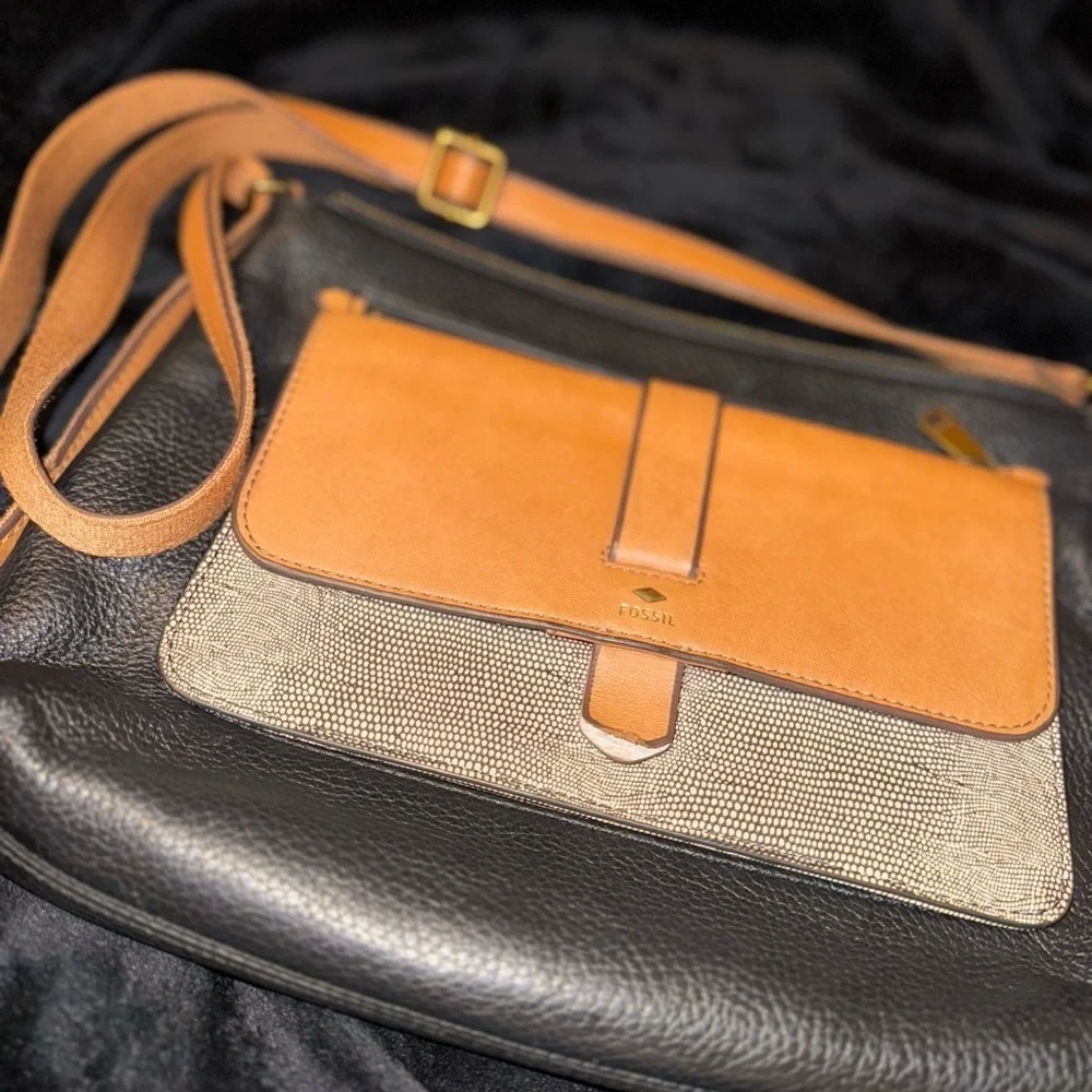 Fossil Black and Tan Crossbody Bag with Structured Elegance